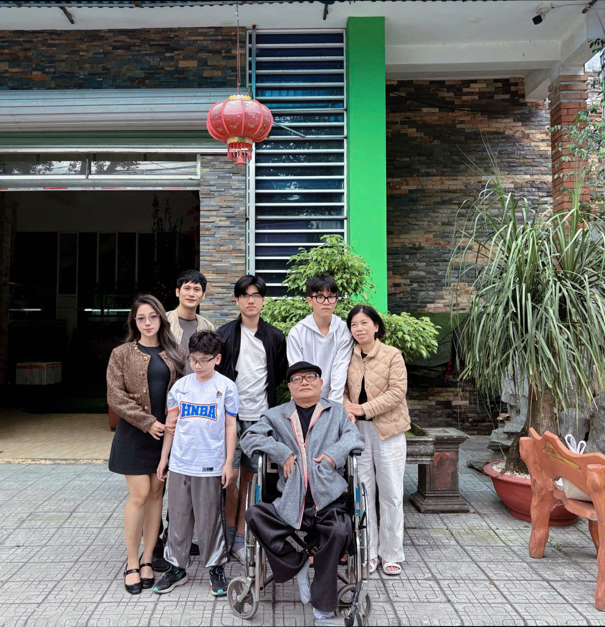 Nhà thơ Đỗ Trọng Khơi cùng gia đình trước nhà dịp năm mới