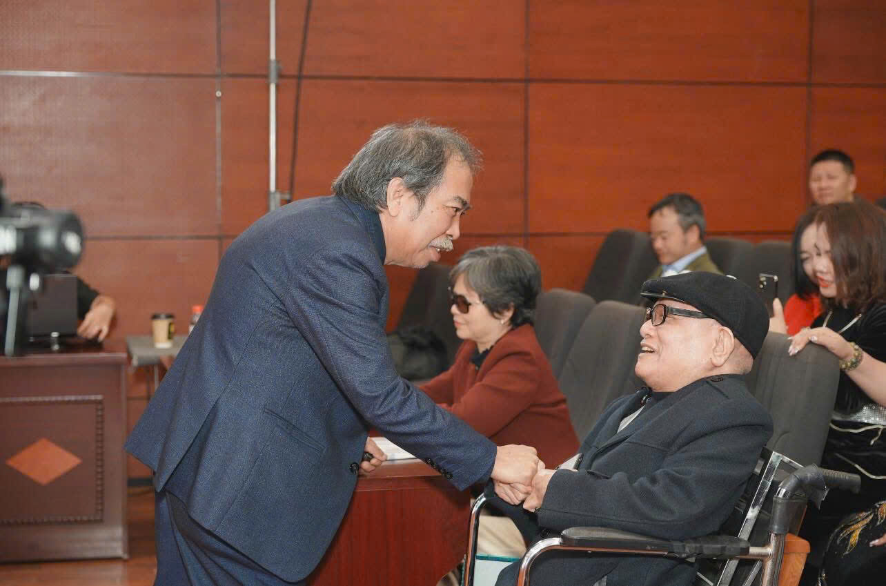 Nhà thơ Đỗ Trọng Khơi bắt tay giao lưu trong sự kiện văn học