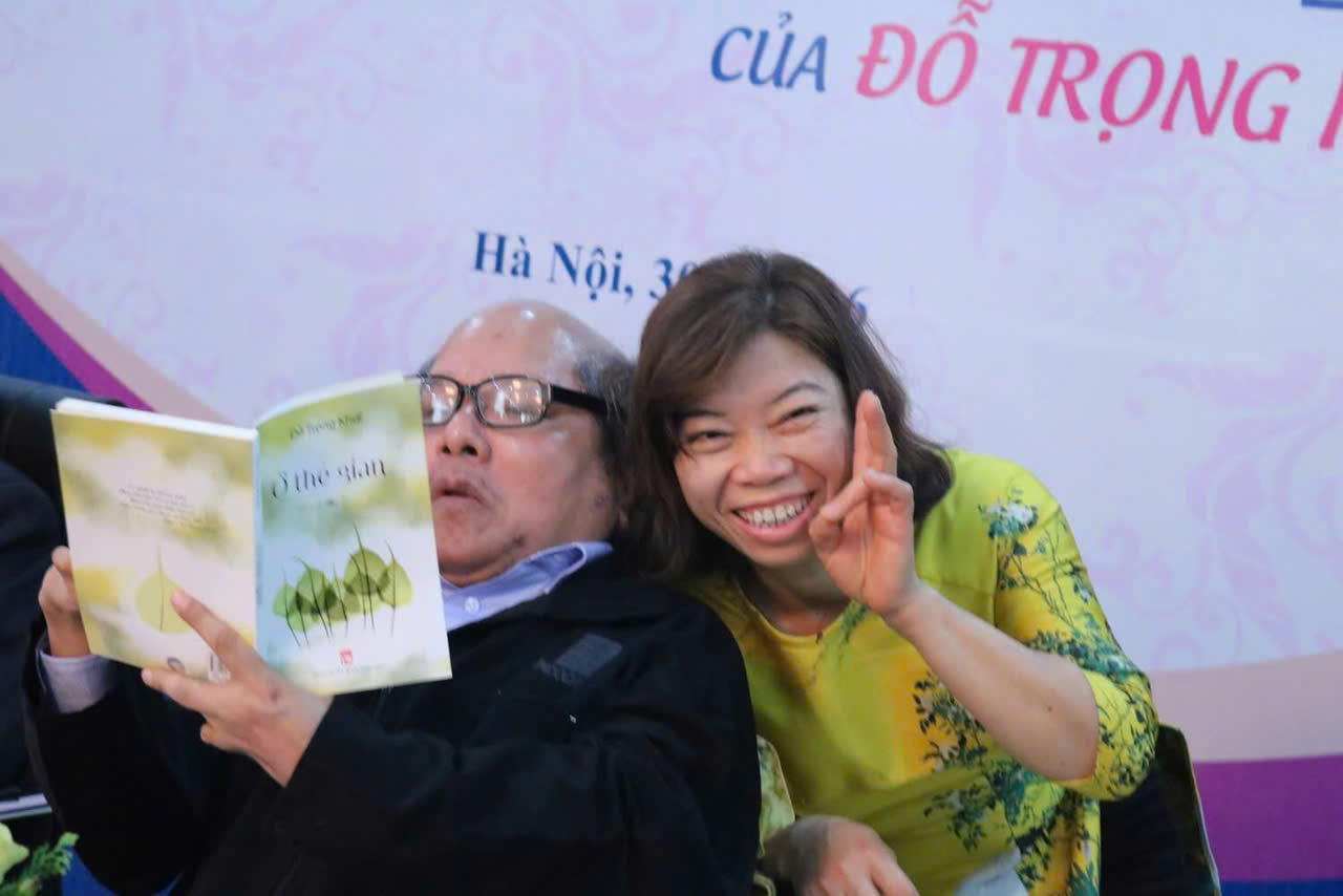 Đỗ Trọng Khơi và vợ tại buổi ra mắt sách vui vẻ