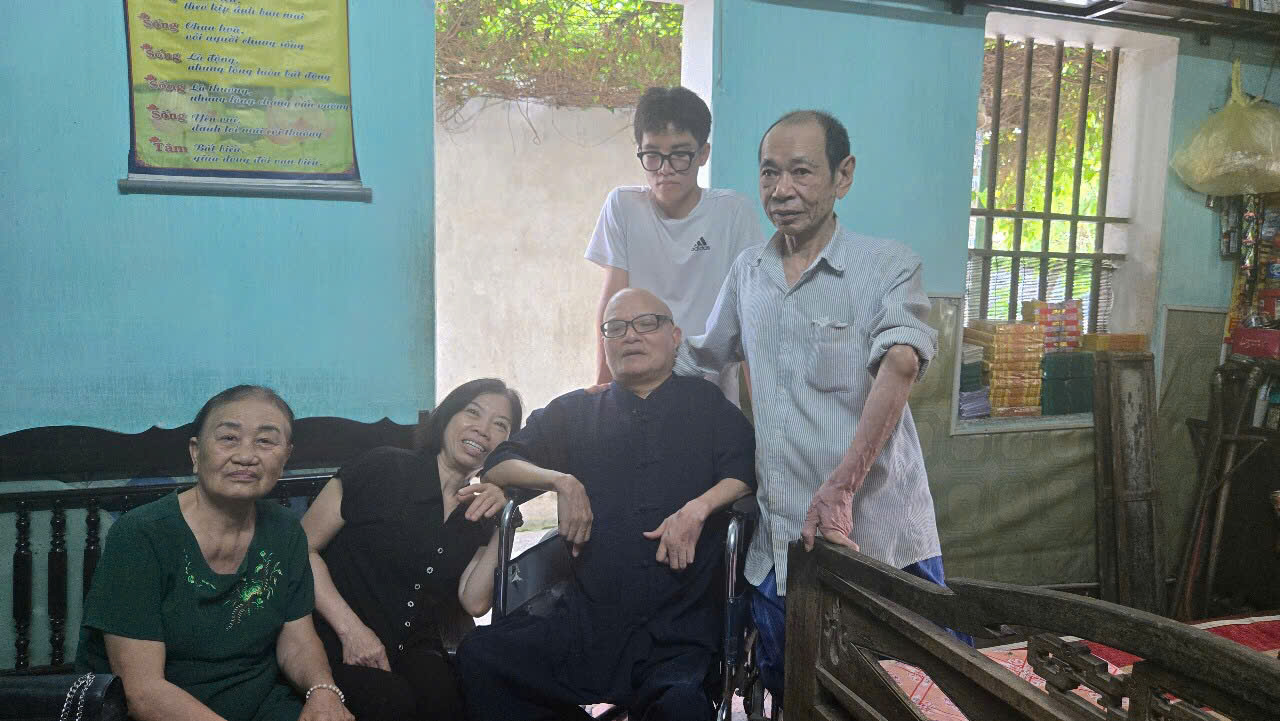 Đỗ Trọng Khơi được bạn bè thăm hỏi tại nhà